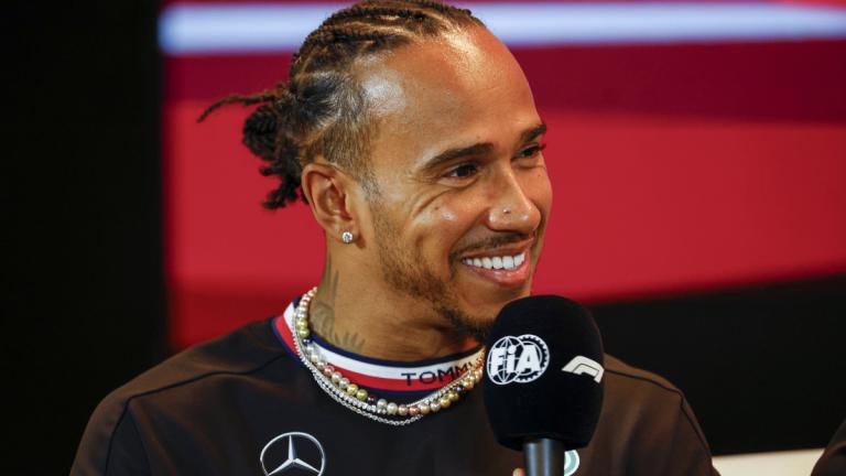 Lewis Hamilton lächelt glücklich