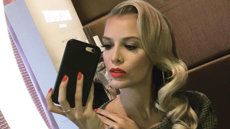 Oksana Kolenitchenko macht Selfie mit ernstem Gesichtsausdruck