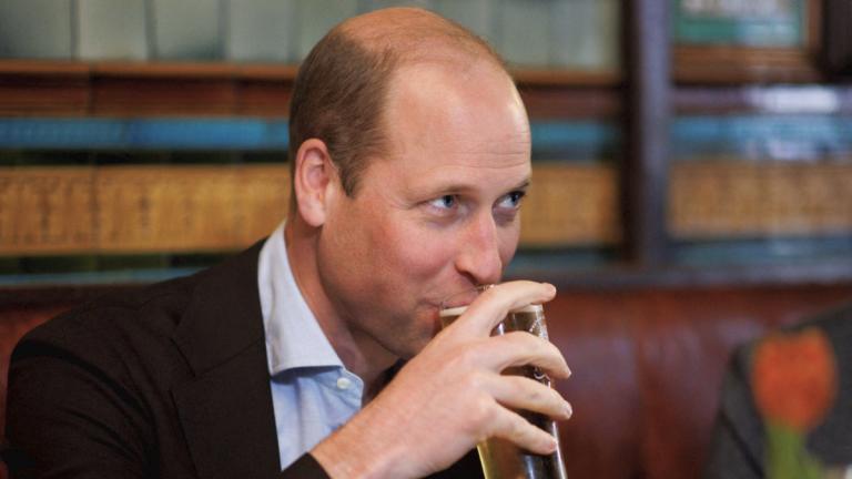 Prinz William trinkt Bier. 