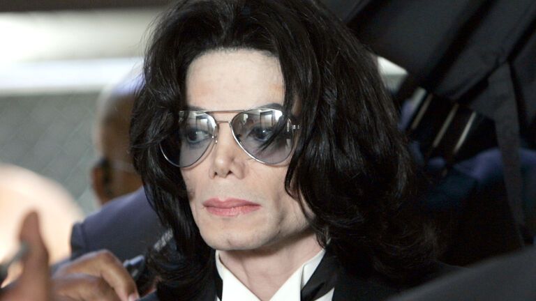 Michael Jackson guckt ernst