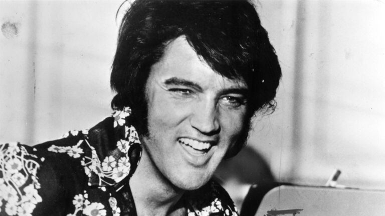 Elvis Presley im Hawaii-Hemd