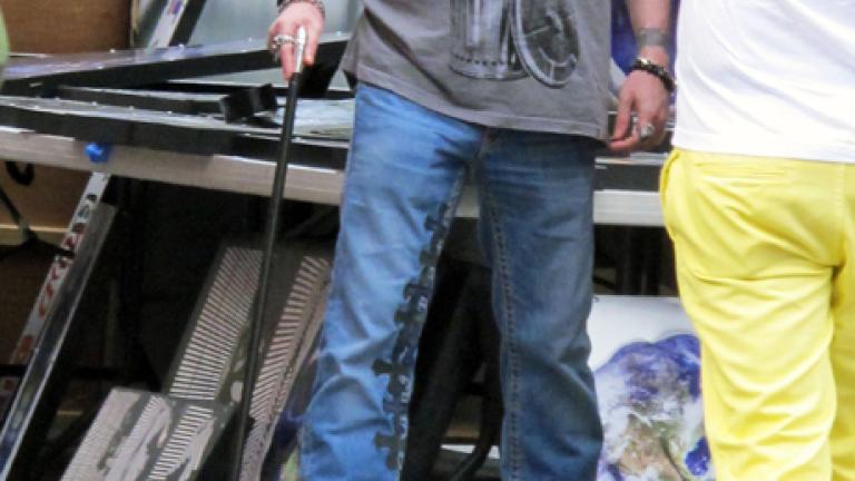 Kaum wieder zu erkennen: Guns N'Roses-Rocker Axl Rose am Wochenende in SoHo - an einem Krückstock
