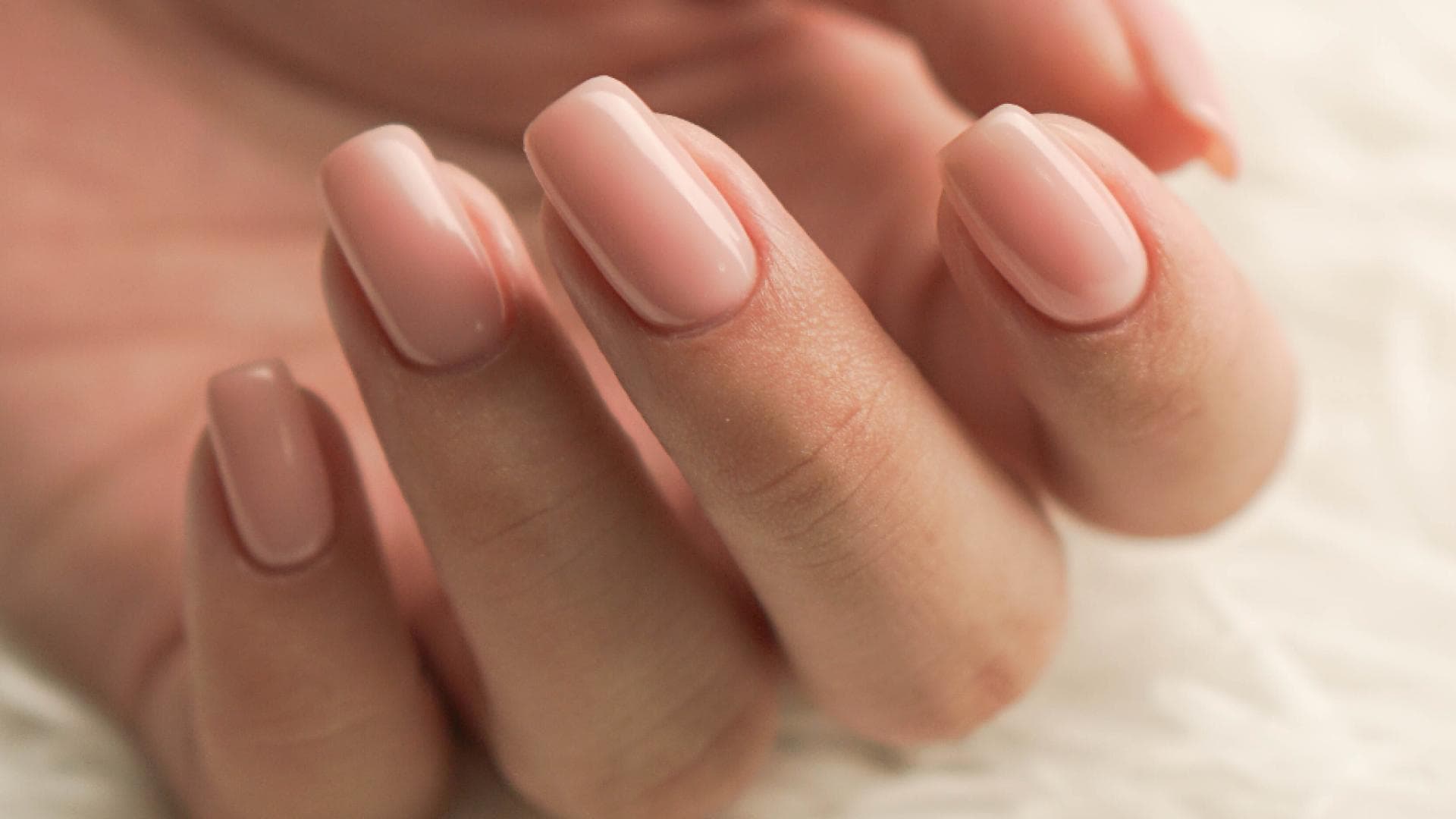 UV-Nagelfolien im Test: Perfekte Gel-Manikre in 5 Minuten
