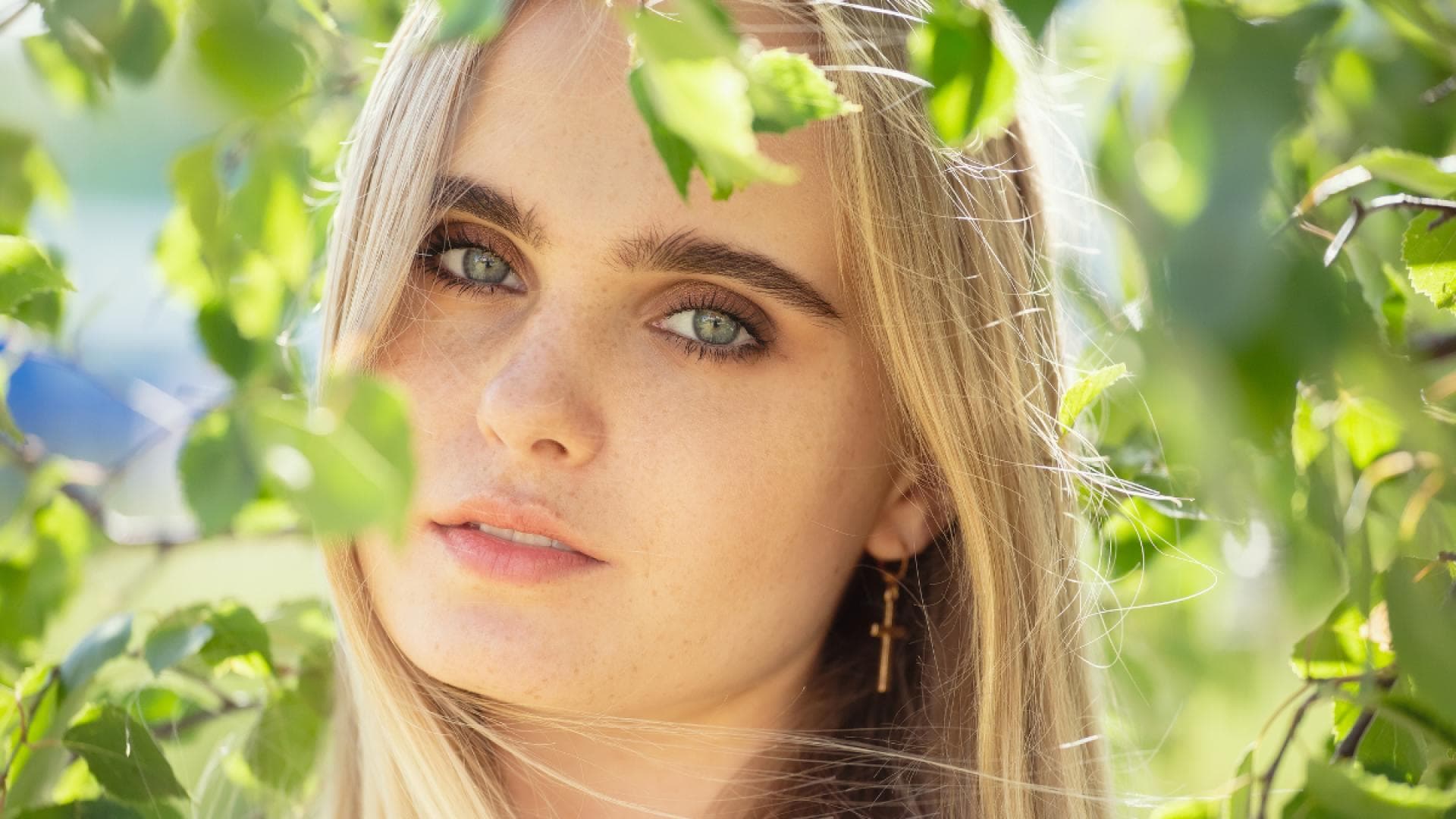 Birkenwasser-f-r-die-Haare-Wunderwaffe-gegen-fettige-Haare-und-Schuppen