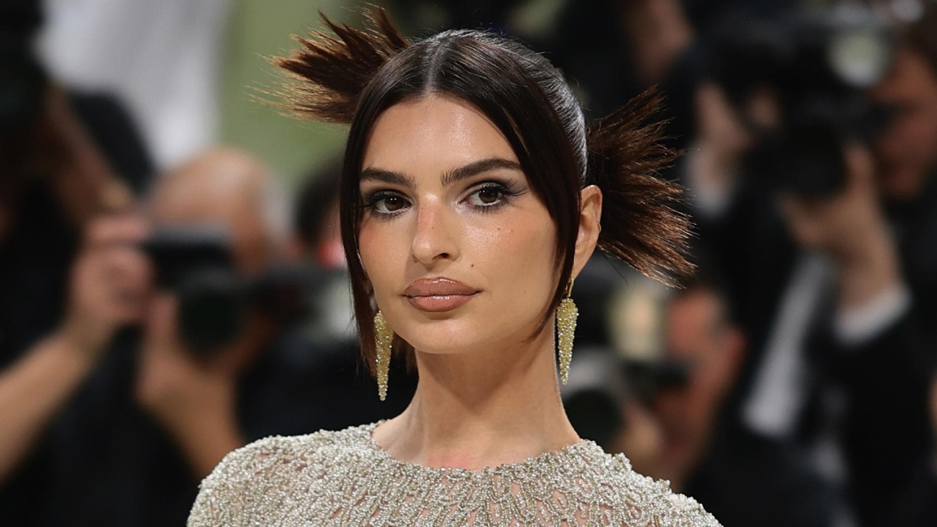 Laut-Emily-Ratajkowski-Mit-dieser-Drogerie-Mascara-zauberst-du-dir-einen-360-Grad-Effekt