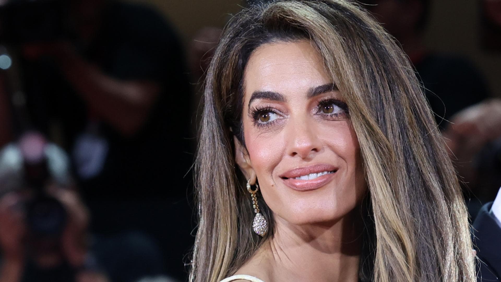 Amal-Clooney-liebt-diese-Mascara-mit-24-Stunden-Lifting-Effekt-und-wir-haben-sie-getestet-
