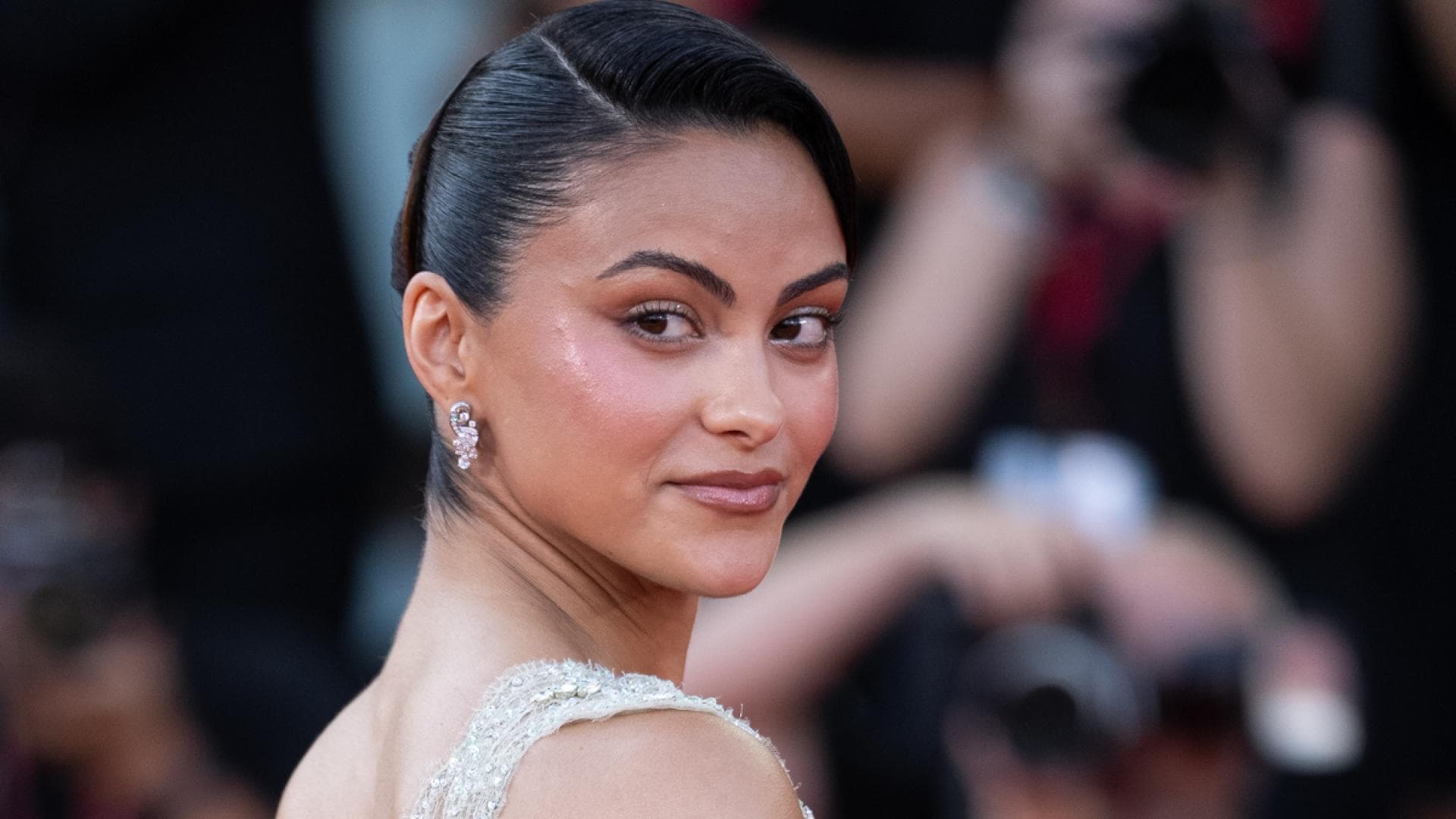 -First-Class-Star-Camila-Mendes-schw-rt-auf-dieses-Beauty-Tool-beruhigt-Haut-und-Nerven-