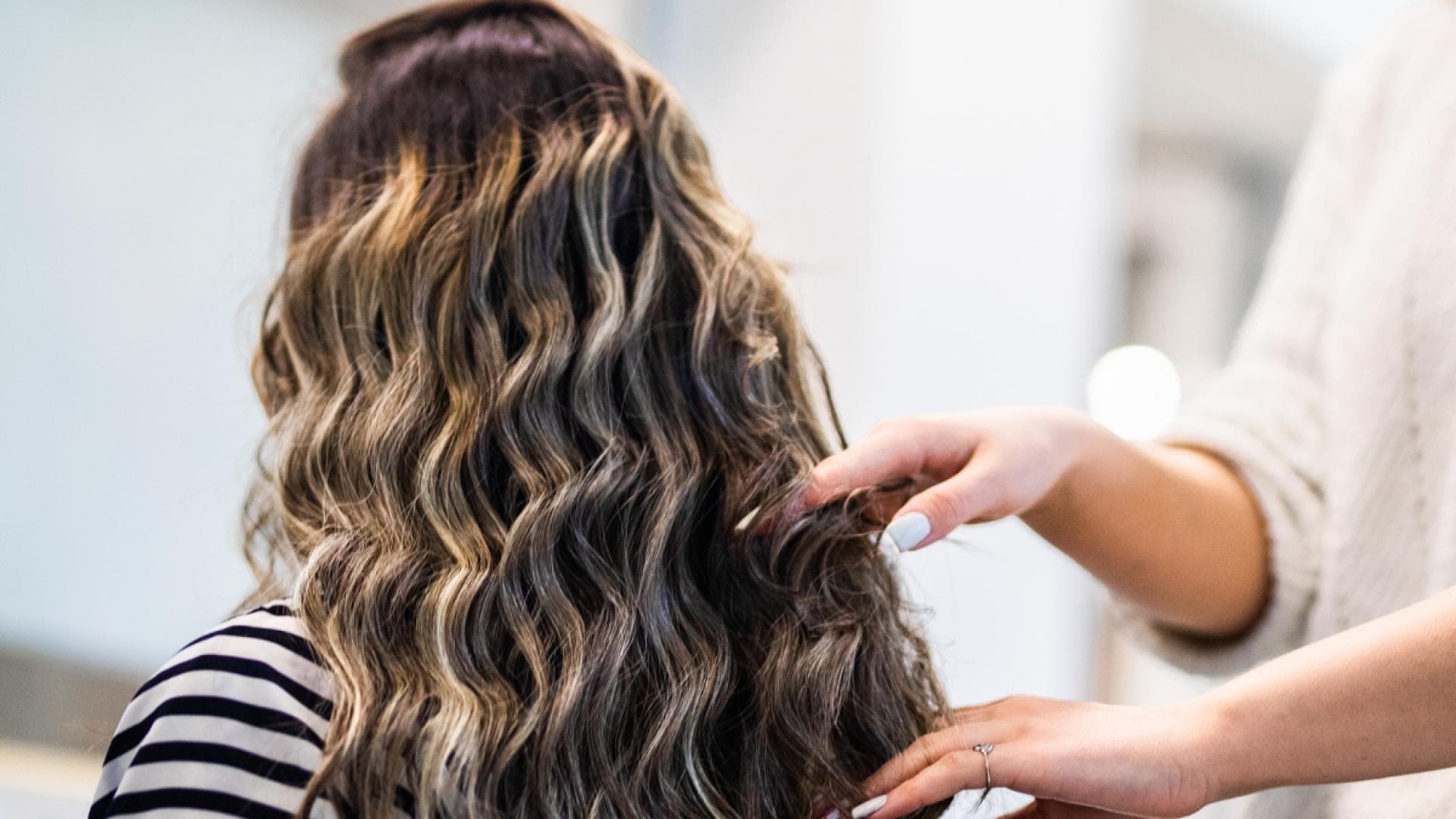 Laut-Friseuren-Mit-diesem-Haarserum-werden-Sch-den-repariert
