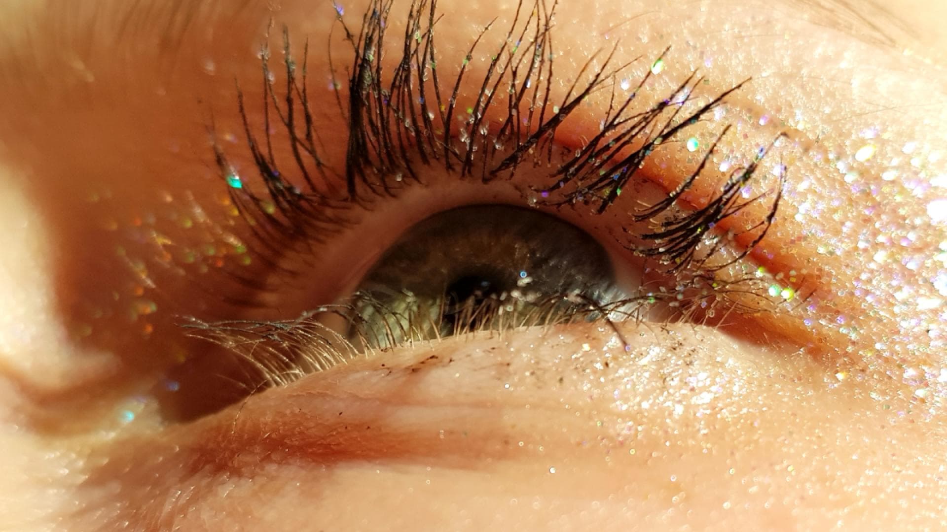 Glitter-Mascara-Die-besten-Top-Coats-f-r-ein-glamour-ses-Finish