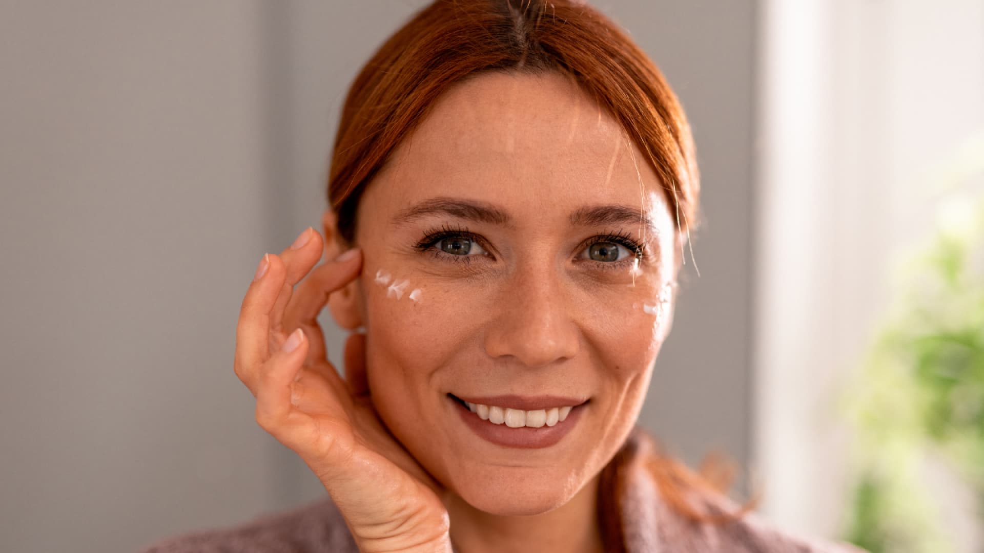 Beliebt-bei-Stars-Dank-dieser-Augencreme-mit-Botox-Effekt-hast-du-nie-wieder-Falten
