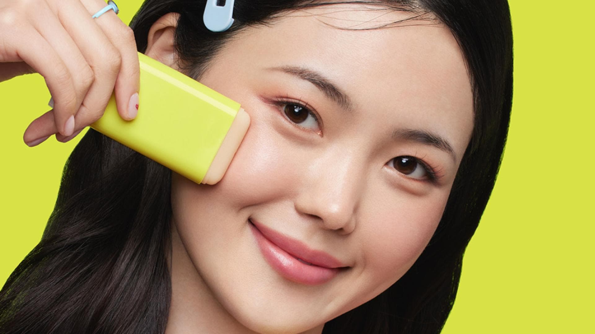 beauty-trend-2025-dieser-sonnenschutz-stick-gl-ttet-das-hautbild