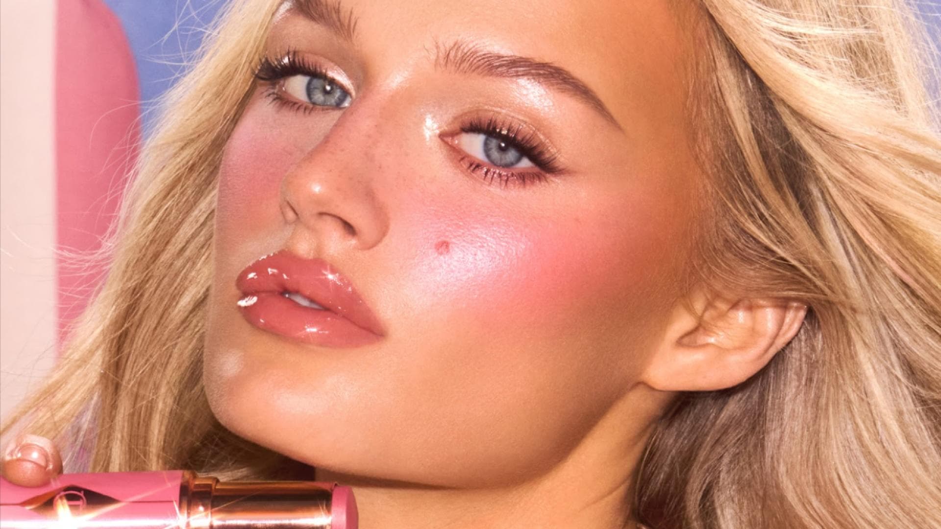 Make-up-Trend-2025-Dieser-Blush-Stick-sorgt-f-r-den-perfekten-Urlaubs-Glow