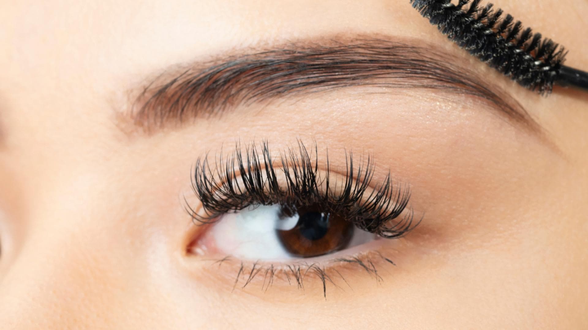 Sch-ne-Wimpern-und-Augenbrauen-Dieses-2-in-1-Serum-aus-der-Drogerie-wirkt-in-8-Wochen