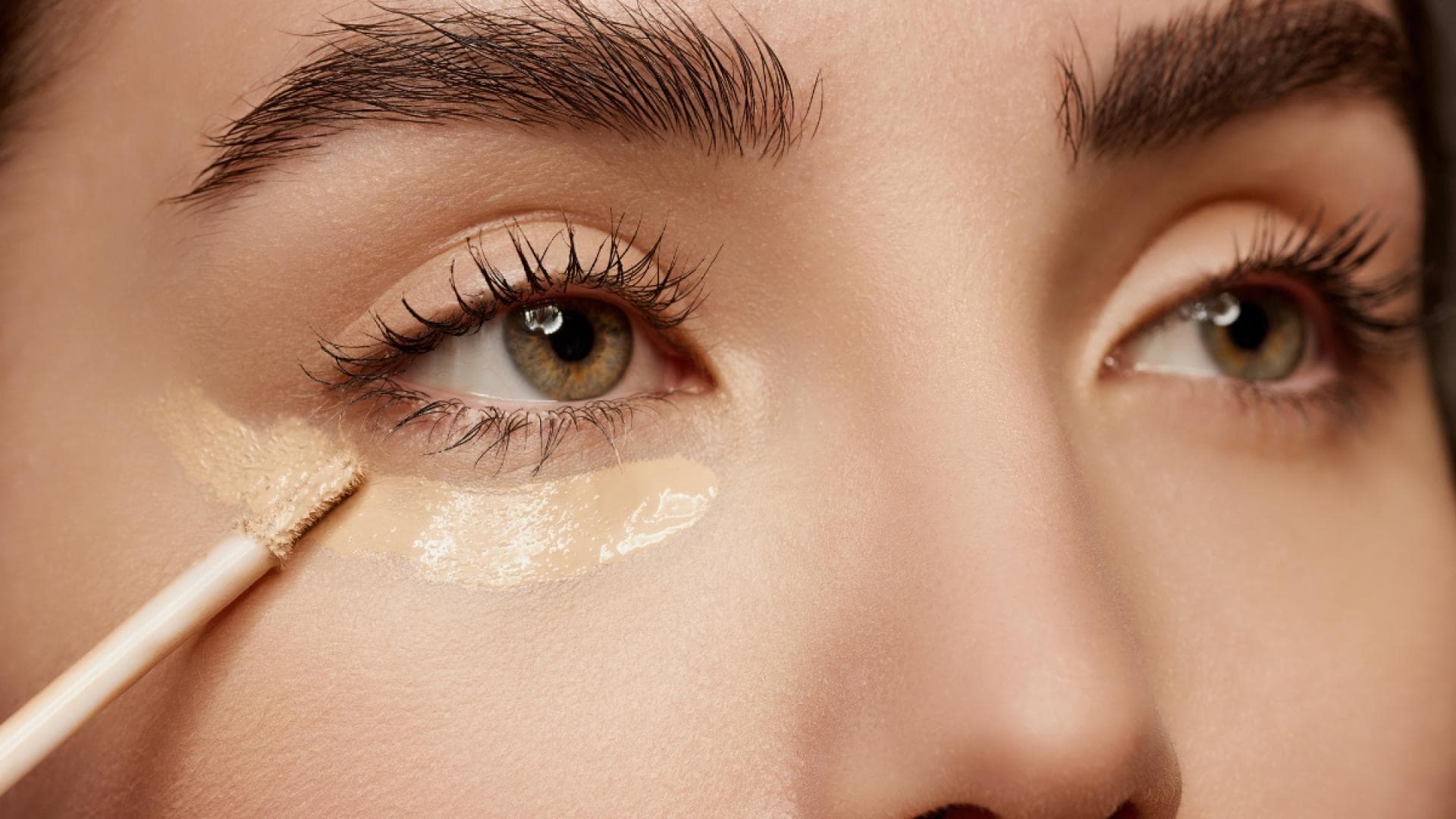 Make-up-Trend-2025-Dieser-Drogerie-Concealer-ist-effektiv-wie-ein-Hyaluron-Serum