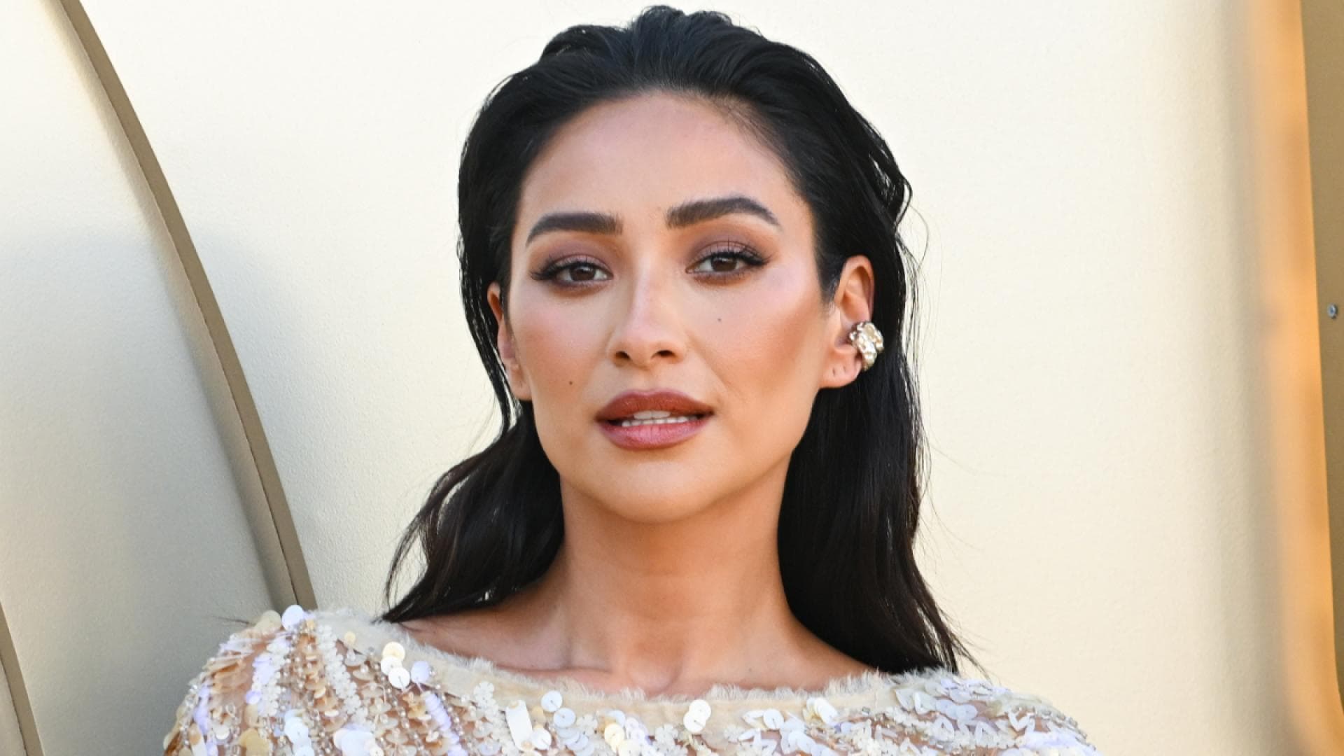 Beauty-Trend-2025-Shay-Mitchell-liebt-diesen-Lippenstift-f-r-ein-Hochglanz-Finish