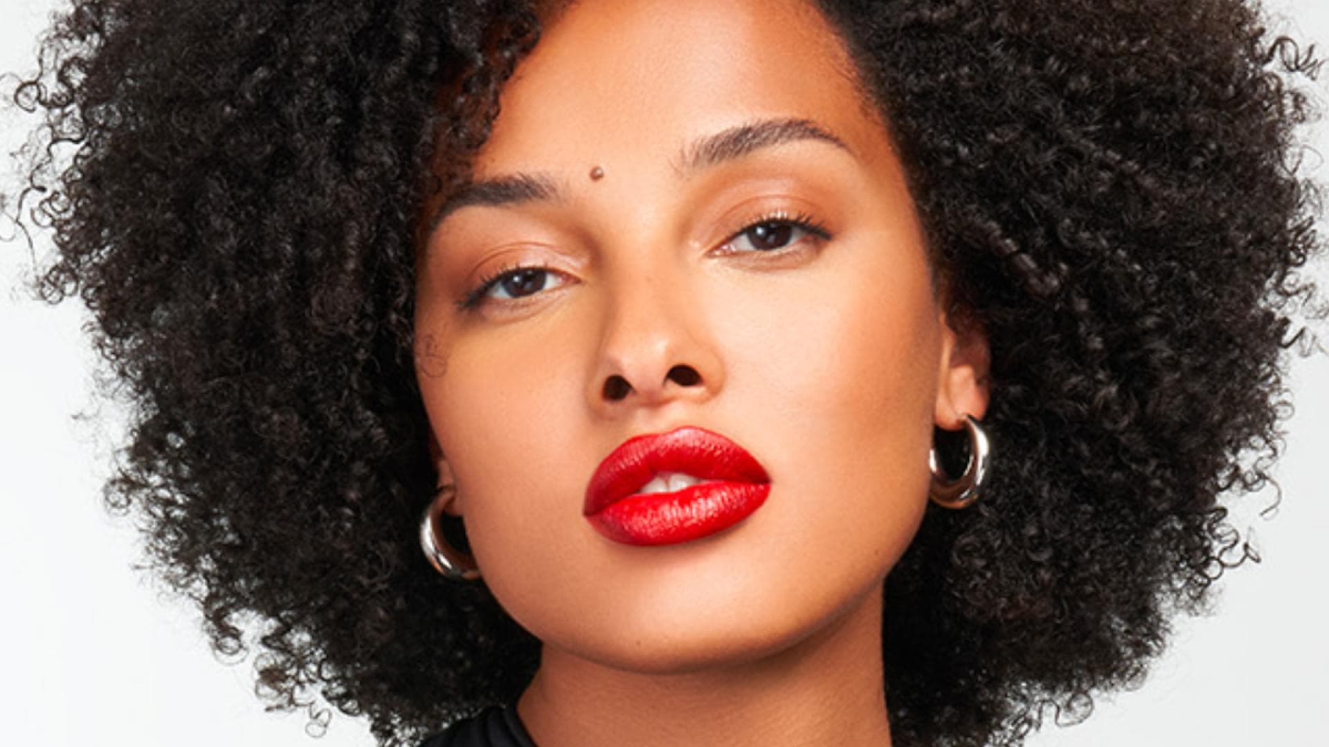 Beauty-Trend-2025-Dieser-2-in-1-Lippenstift-versiegelt-die-Lippen-mit-Glanz