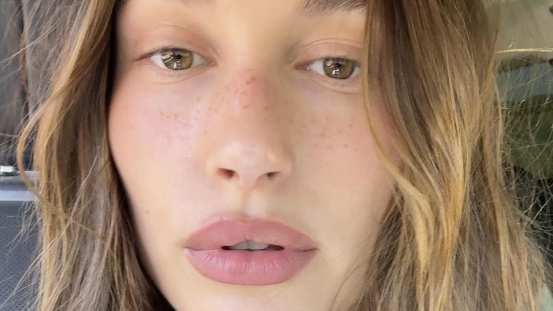 Laut-Hailey-Bieber-Wie-ein-Weichzeichner-Dieses-Puder-ist-die-Nummer-1