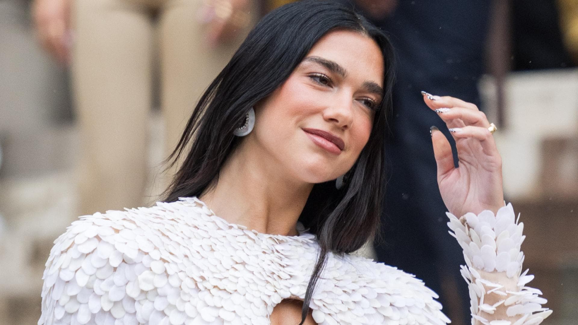 Dua-Lipa-Mit-diesem-UV-Schutz-werden-Falten-um-34-reduziert