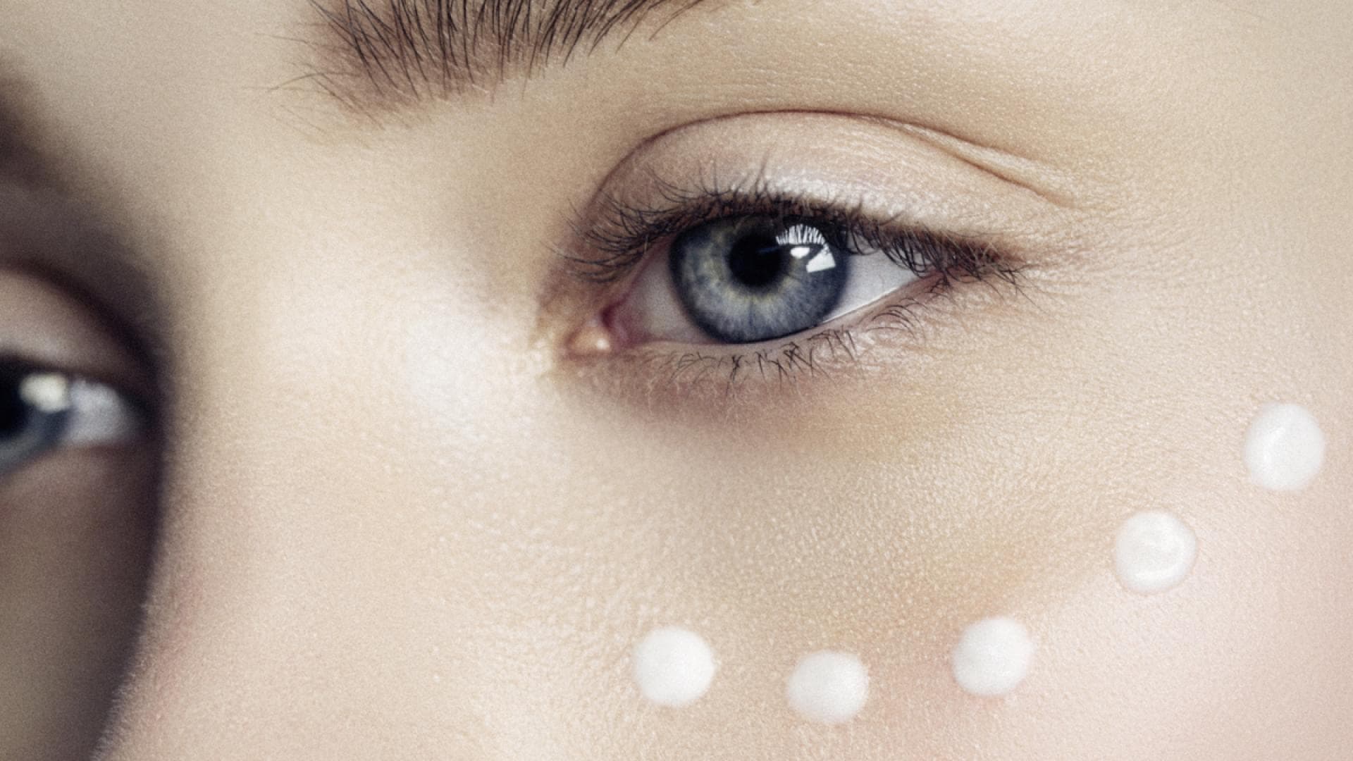 Anti-Aging-Diese-Peptide-Augencreme-ist-eine-360-Grad-L-sung-f-r-ein-sichtbares-Lifting