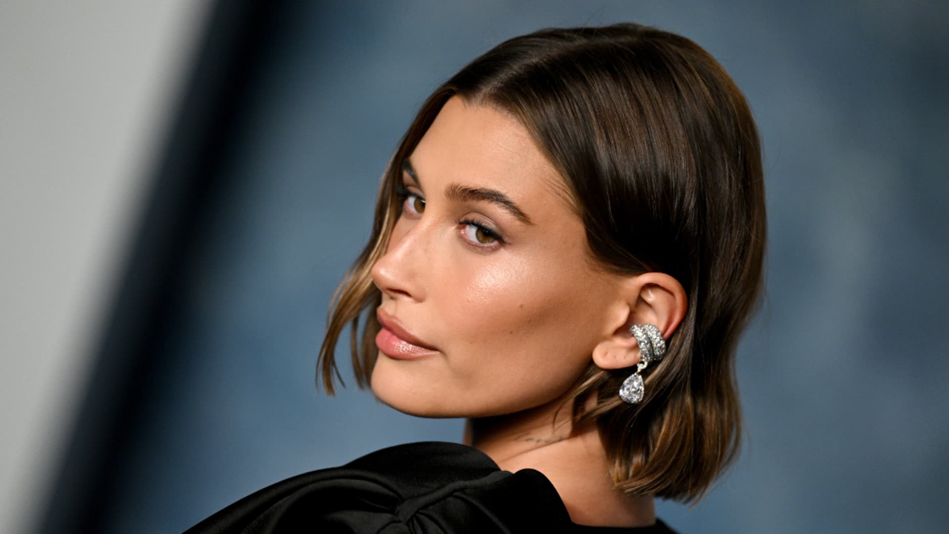 Hailey-Bieber-schw-rt-auf-diesen-Make-up-Hack-f-r-einen-makellosen-Teint