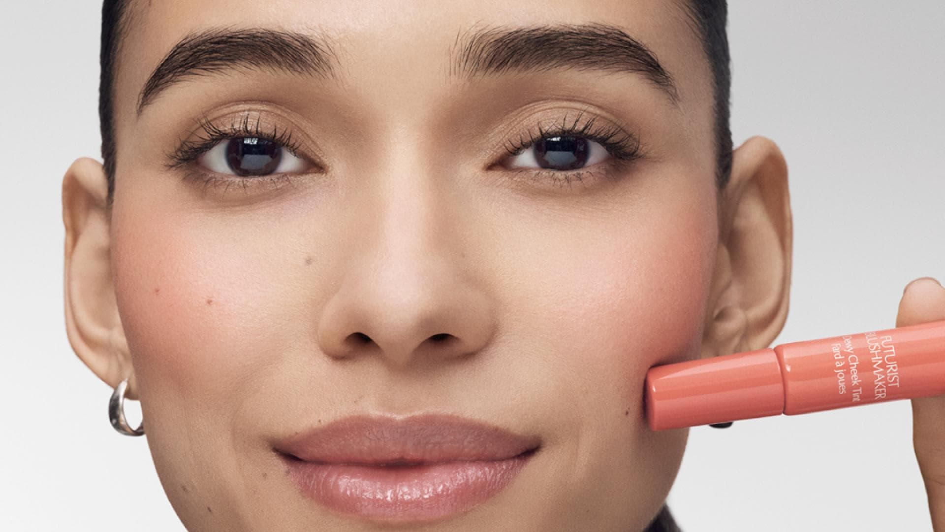 make-up-trend-2025-dieses-blush-bringt-deinen-teint-langfristig-zum-strahlen