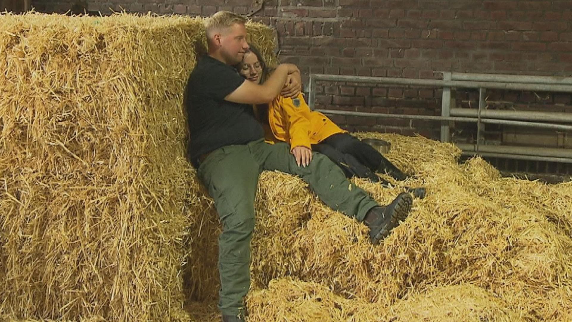 -Bauer-sucht-Frau-Daniel-Sex-Talk-im-Kuhstall-Meine-Zungenakrobatik-interessanter-