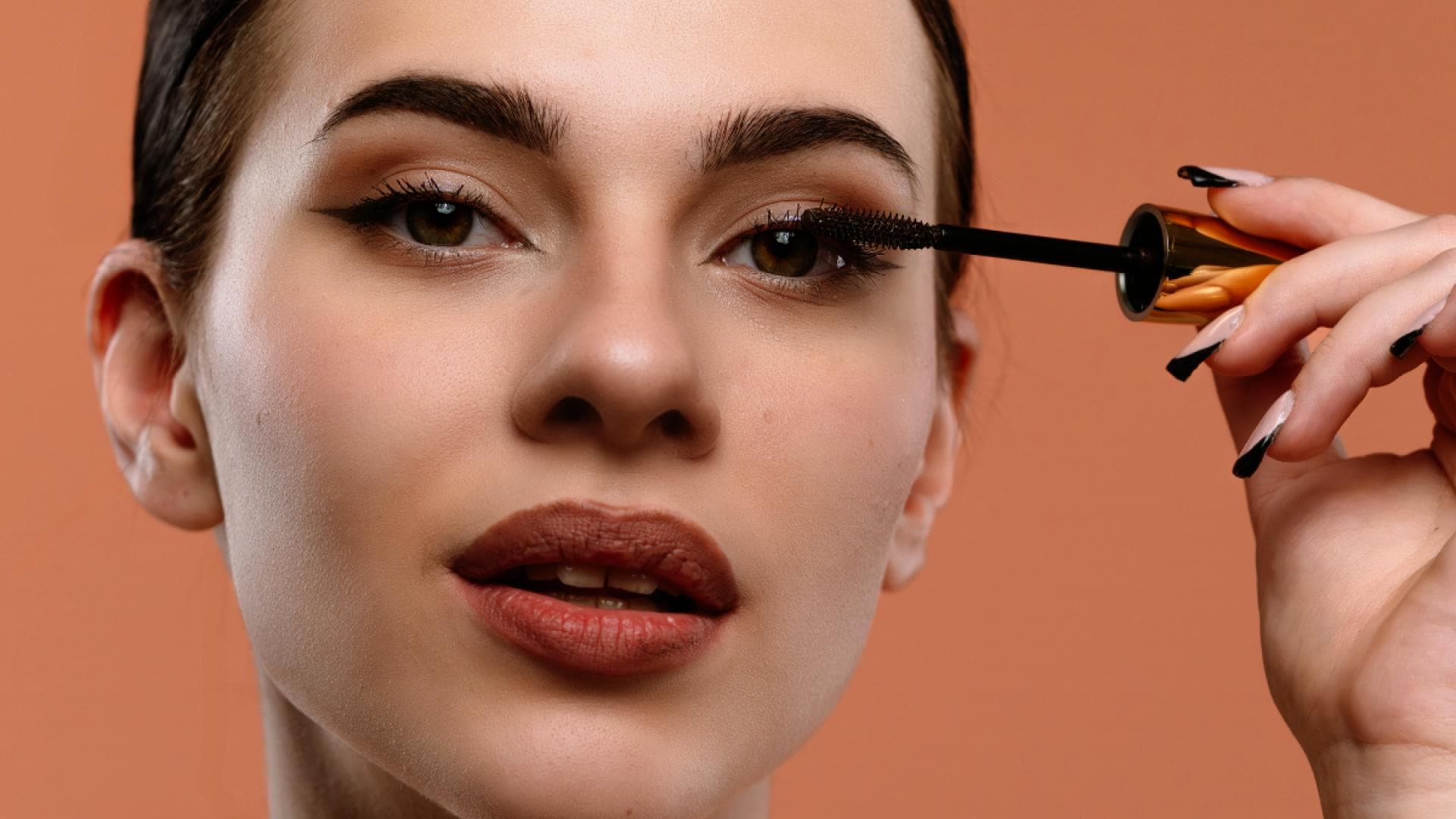 mascara-diese-wimperntusche-wirkt-wie-ein-serum-und-f-rbt-die-wimpern-dauerhaft