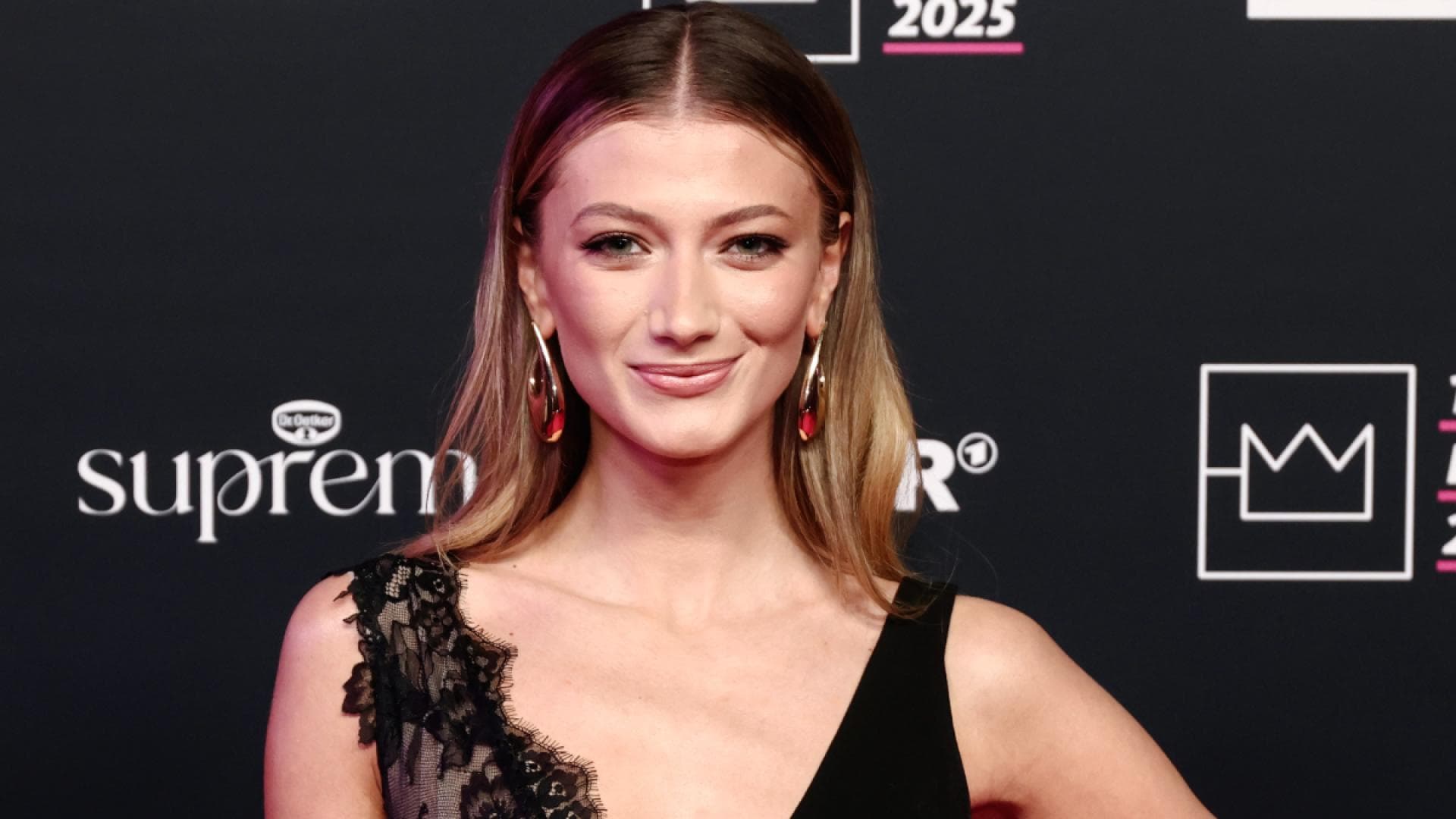 Laut-LEONY-Mit-diesen-Produkten-h-lt-das-Make-up-jedem-Red-Carpet-stand