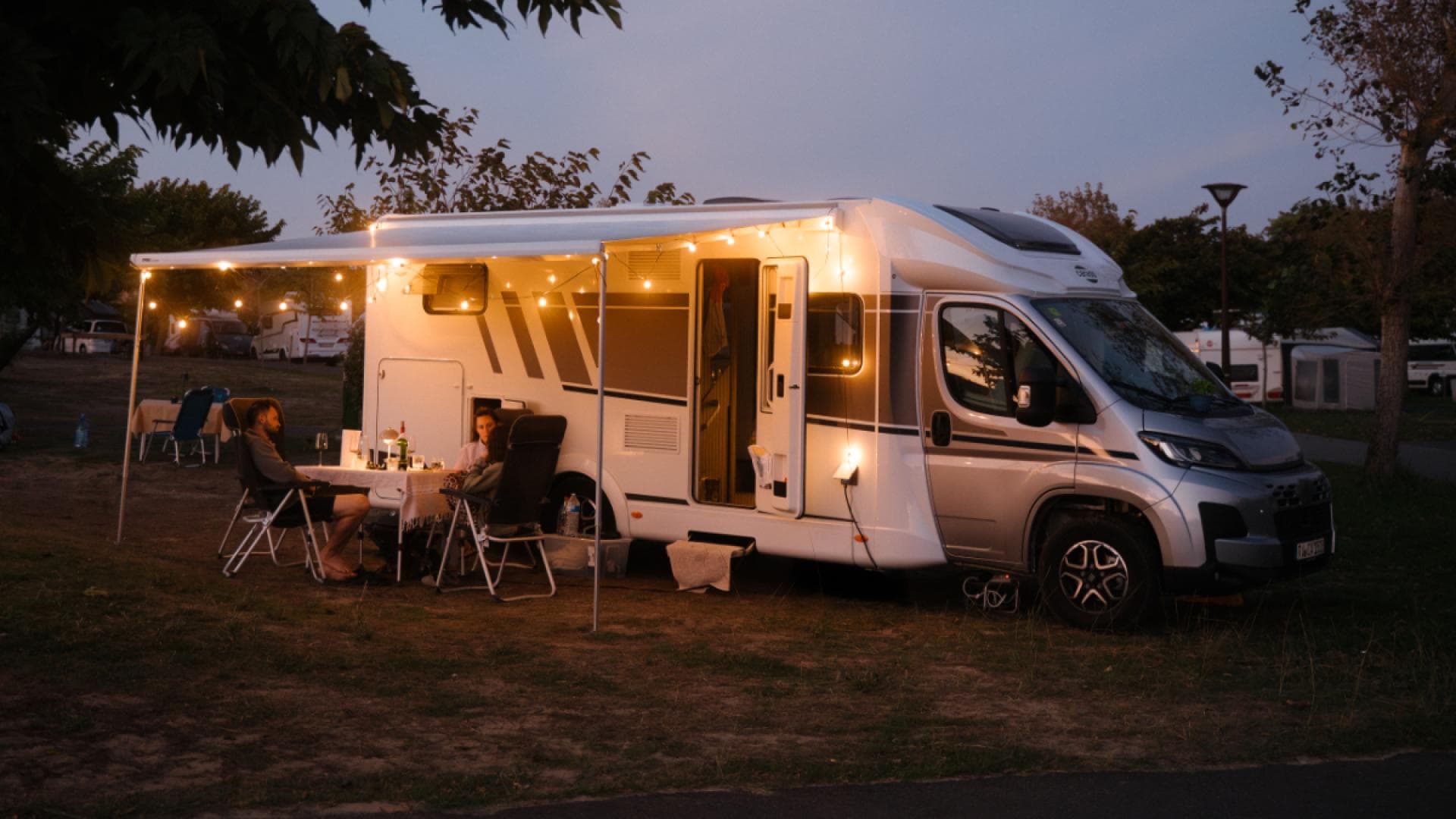 Valentins-Special-Gewinne-ein-romantisches-Camping-Wochenende-in-den-Alpen-f-r-Zwei-im-Carado-T338-pro-