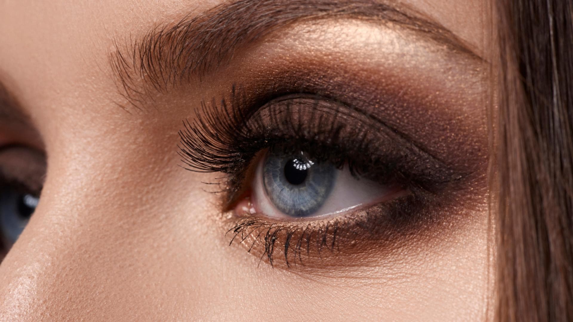 Mascara-Diese-Wimperntusche-schichtet-das-Volumen-bis-zum-Falsche-Wimpern-Effekt