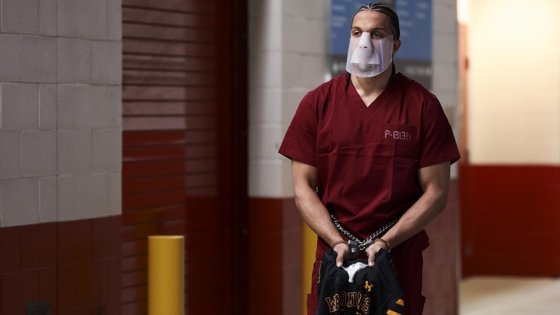 Super-Bowl-2026-Knast-Look-Footballspieler-Mack-Hollins-erscheint-in-Handschellen-das-steckt-dahinter