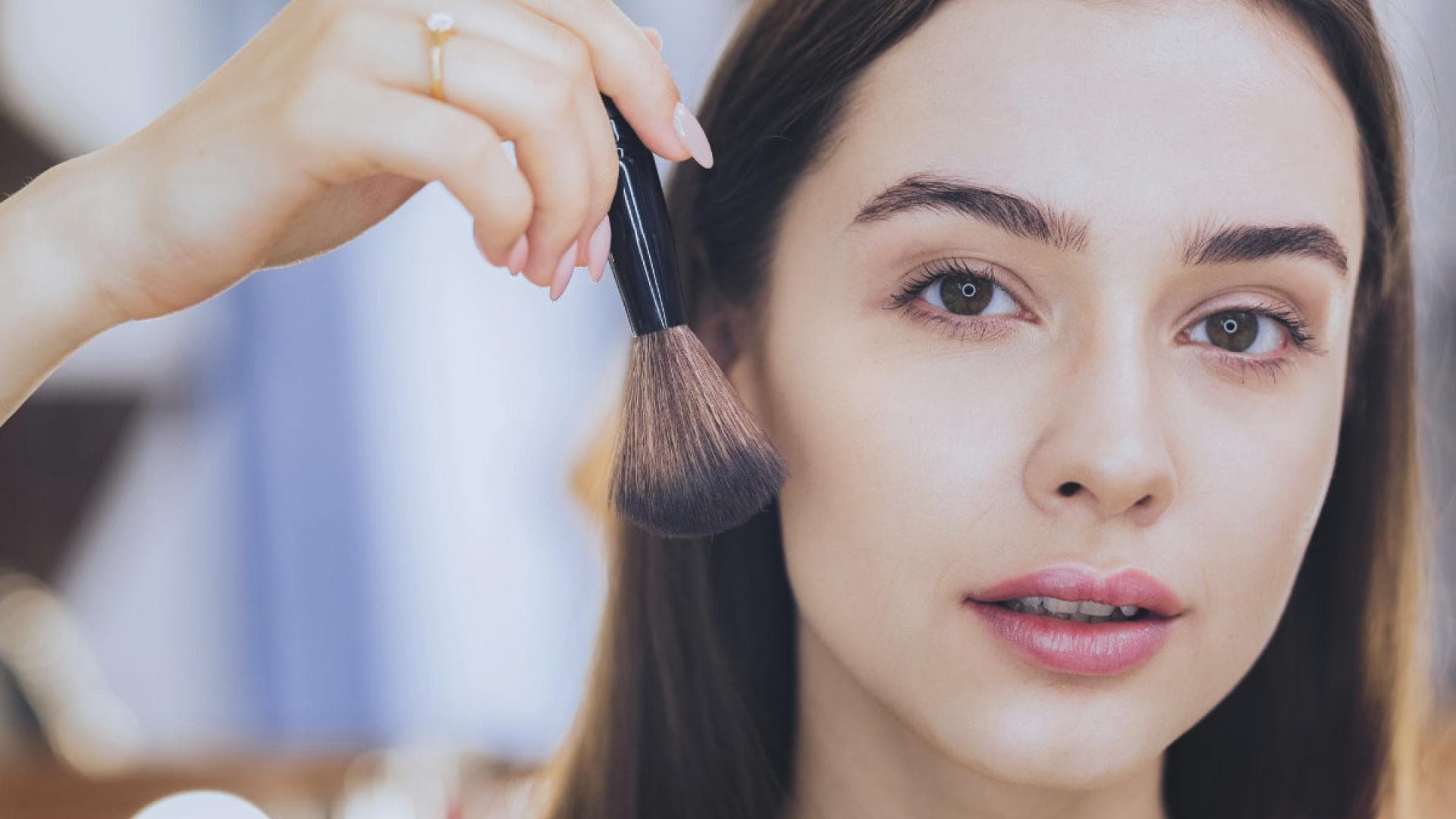 Geniale-Drogerie-Neuheit-Dieses-4-Euro-Gel-verwandelt-sich-auf-der-Haut-in-mattes-Puder