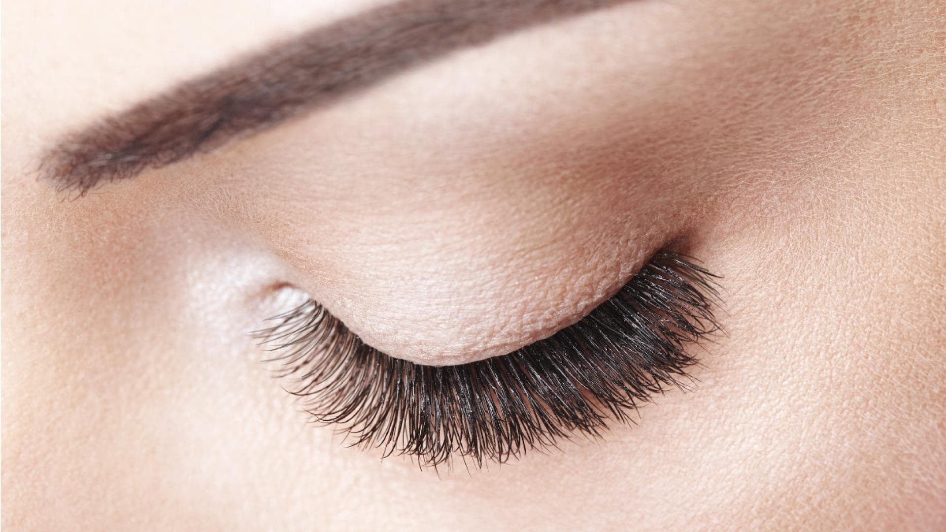 D-nne-Wimpern-im-Alter-Diese-5-Inhaltsstoffe-wirken-wie-eine-nat-rliche-Verdichtung