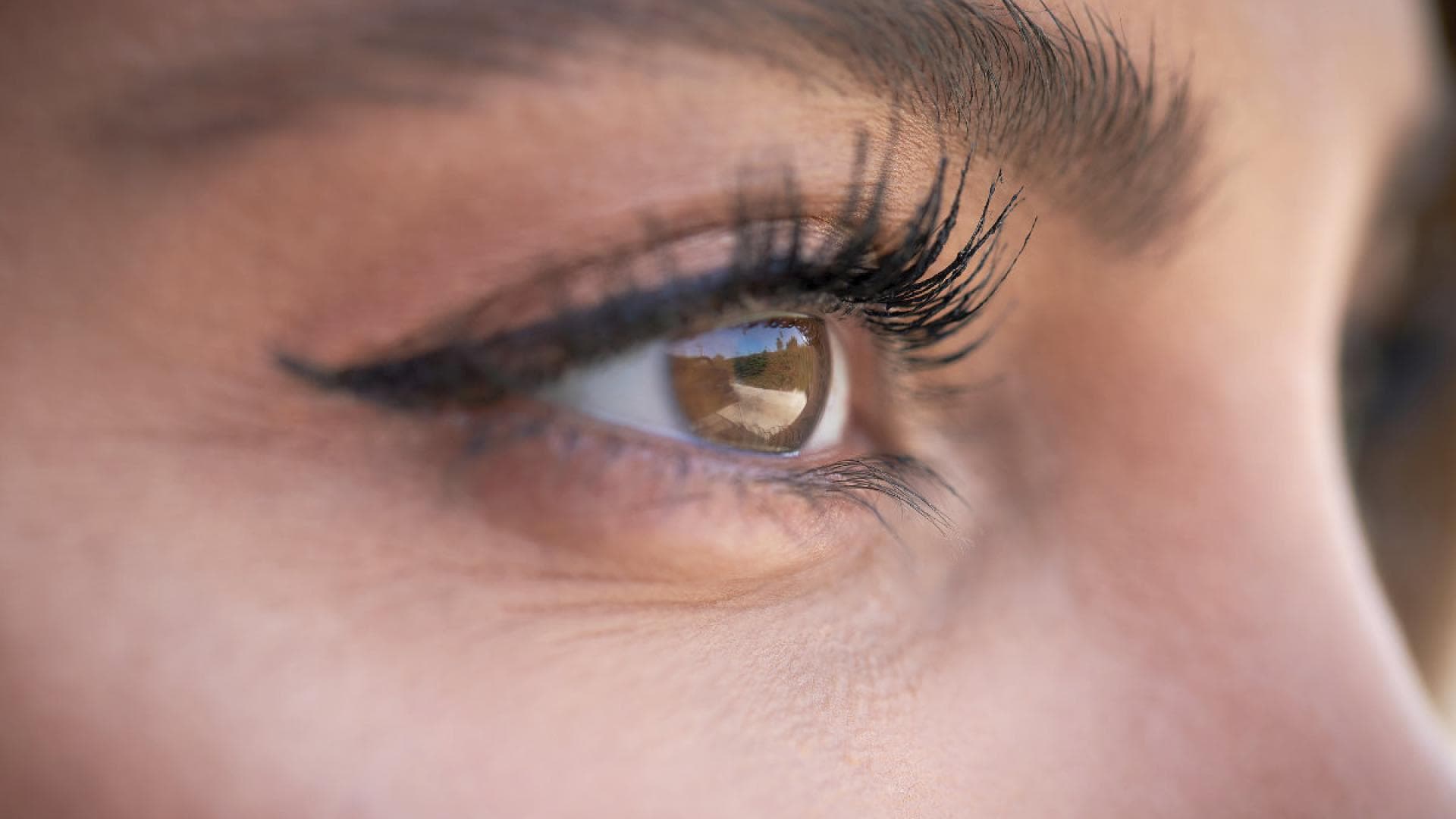 Geschwungene-Wimpern-ohne-Zange-Die-4-besten-Beauty-Hacks-f-r-einen-Lifting-Effekt