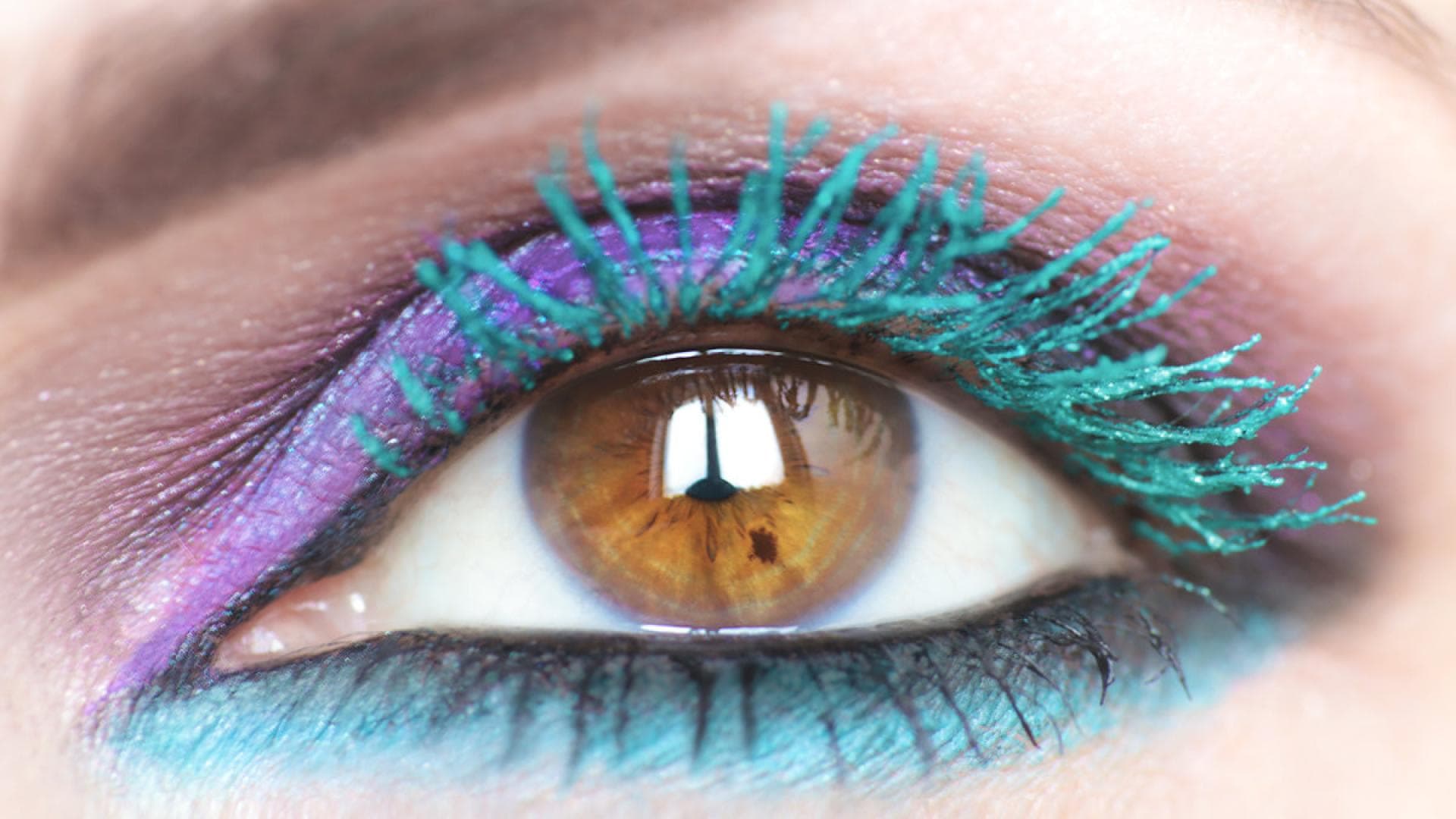 Mascara-Dieser-Besteller-f-r-bis-zu-242-mehr-Volumen-setzt-jetzt-DIESEN-knalligen-Farb-Akzent