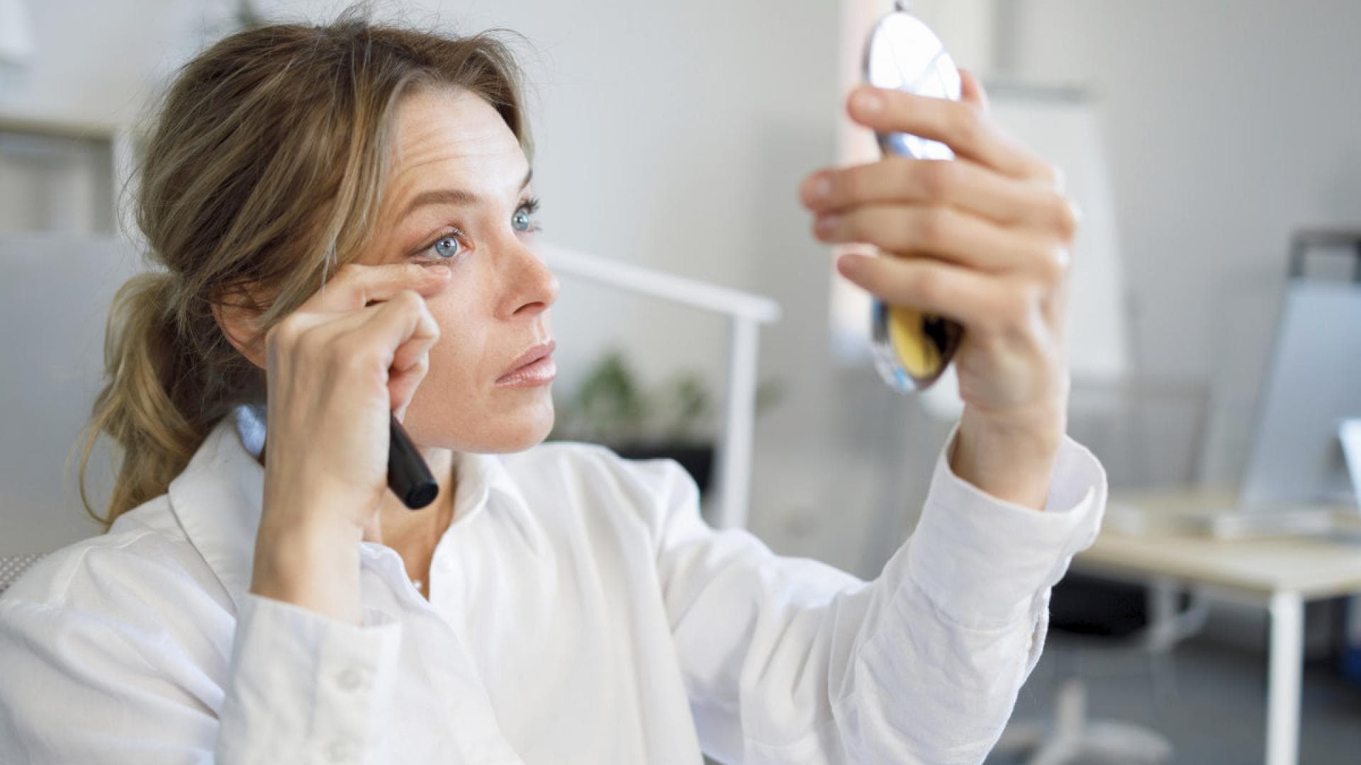 laut-expertin-stopp-warum-du-ab-40-niemals-schwarze-mascara-am-unteren-wimpernkranz-nutzen-solltest