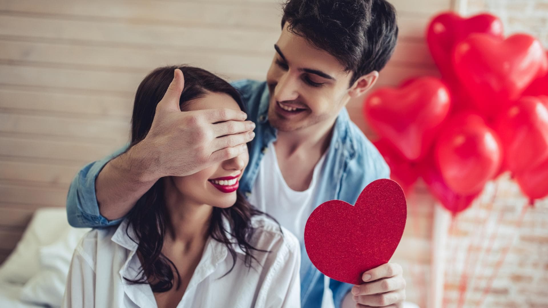 Valentinstag-2026-Die-sch-nsten-Geschenke-f-r-Frauen