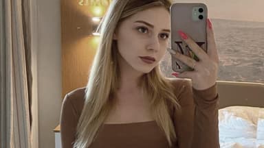 Loredana Wollny macht ein Spiefel-Selfie