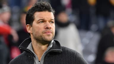 Michael Ballack sieht ernst zur Seite