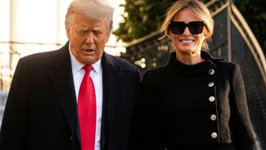 Donald und Melania Trump gehen nebeneinander
