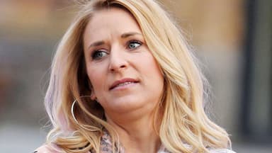 Stefanie Hertel schaut nachdenklich 