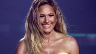 Helene Fischer lächelt mit gelben Oberteil