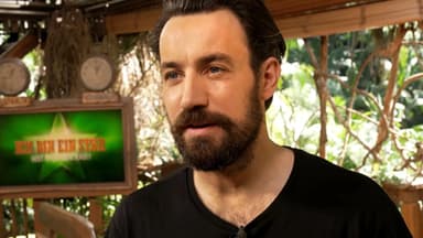 Jan Köppen guckt ernst beim Dschungelcamp