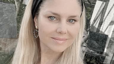 Yvonne Woelke macht ein lächelndes Selfie