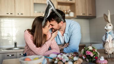 Paar mit Hasenohren an Ostern