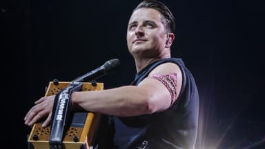 Andreas Gabalier guckt schräg nach oben