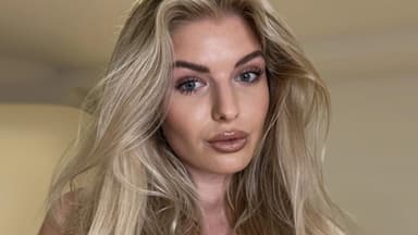 Antonia Hemmer macht ein Selfie für Instagram