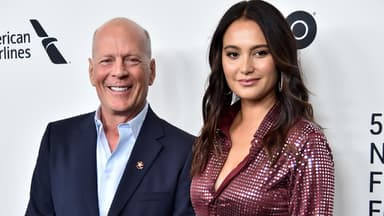 Bruce Willis und Ehefrau Emma stehen Arm in Arm auf dem roten Teppich