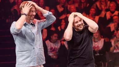 Joko Winterscheidt und Klaas Heufer-Umlauf fassen sich fassungslos an den Kopf