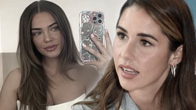 Laura Maria Rypa mit einem Handy in der Hand, Sarah Engels guckt geschockt